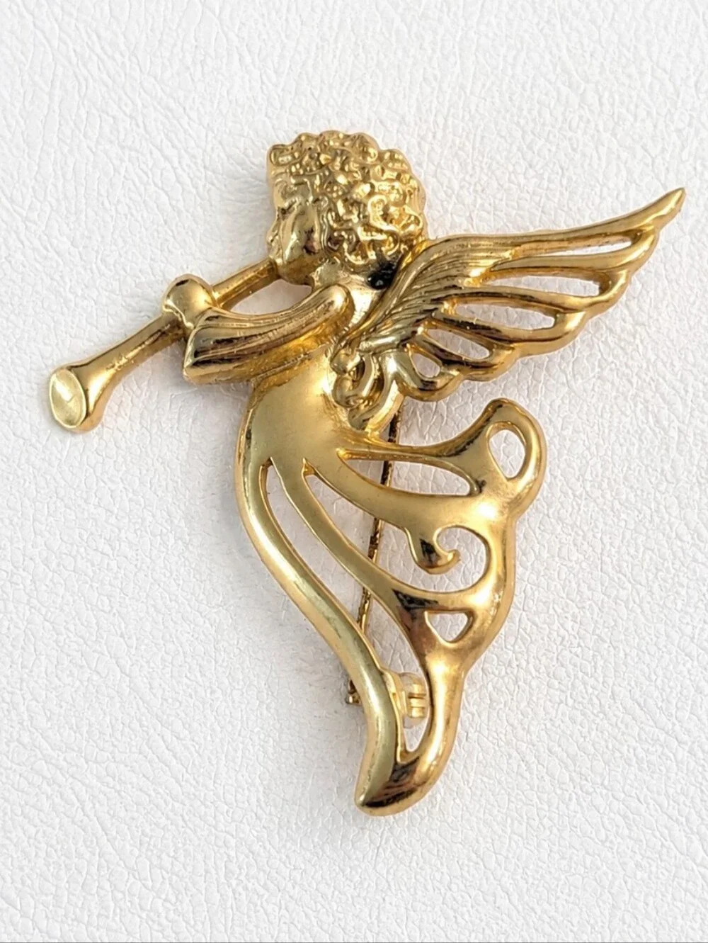Vintage Gold Tone Festive Trumpet Angel Brooch Holiday Christmas Cherub Pin 2.5